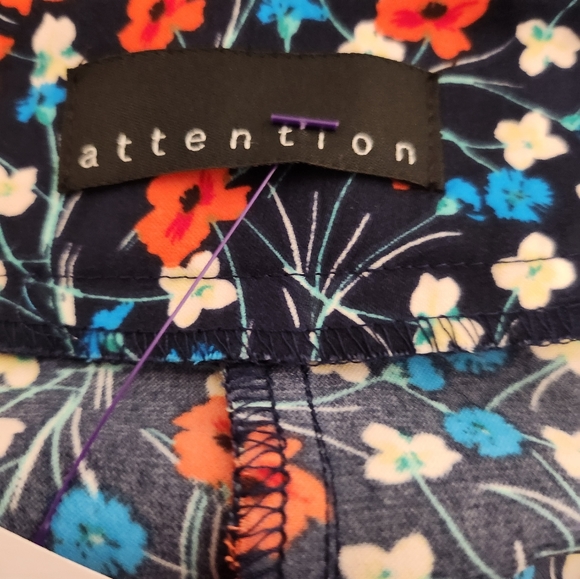 ATTENTION FLORAL CAPRI PANTS WITH POCKETS AND HAVE TO PUT A BELT TOO. - Picture 13 of 17